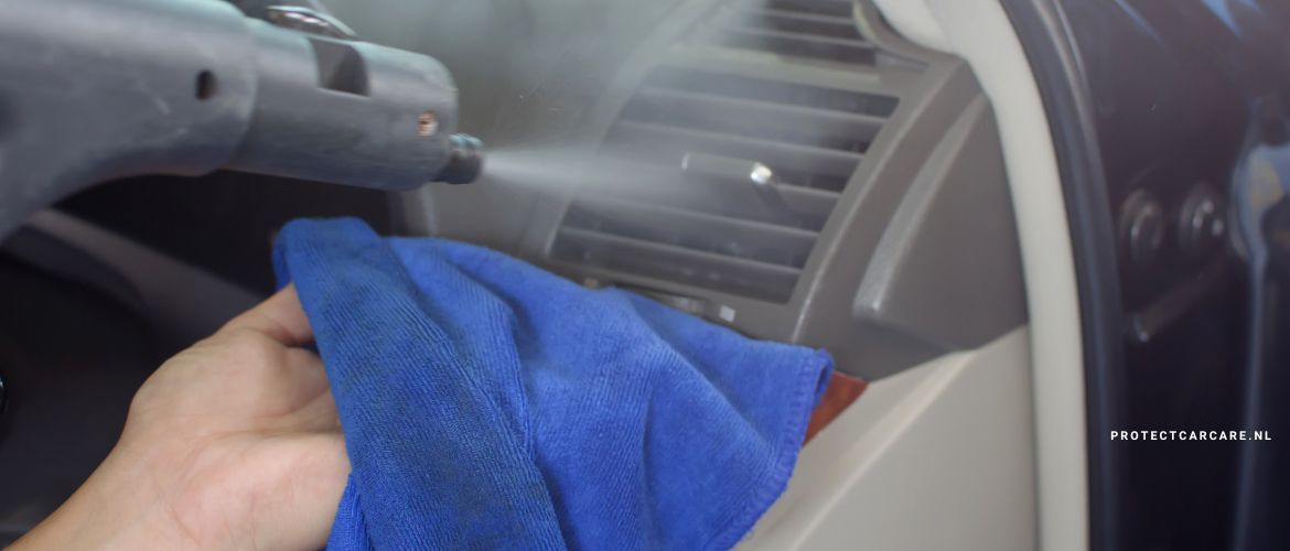 Een specialist van Protect Car Care reinigt autoventilatieroosters grondig met stoom voor een frisse luchtcirculatie