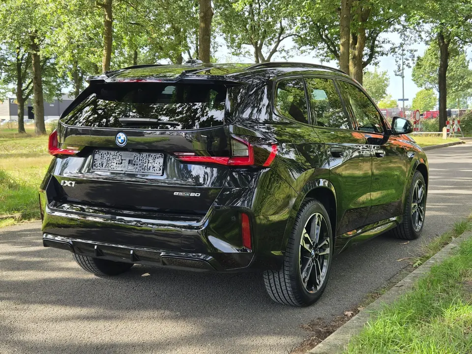 Verzorgde BMW met heldere weerspiegeling